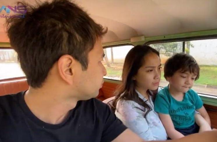 Jalan-jalan naik mobil klasik buat Rafathar. (Youtube/RANSEntertainment)
