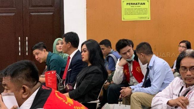 Rey Utami, Pablo Benua dan Galih Ginanjar menyaksikan video "Ikan asin" [MataMata.com/Evi Ariska]