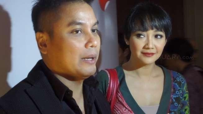 Artis Rheina Ipeh dan suaminya, Findo Purnomo. [MataMata.com/Ismail]