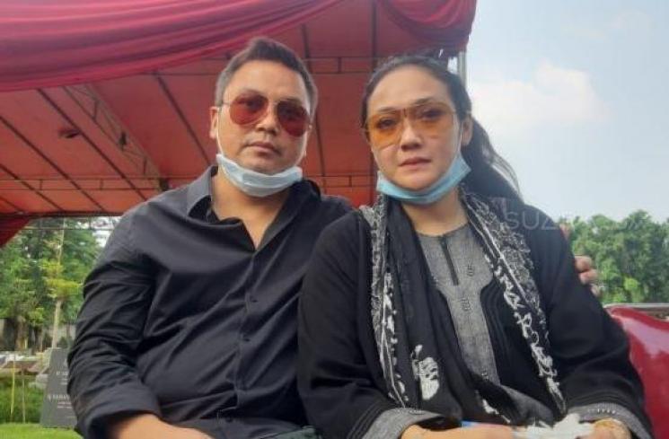 Rheina Ipeh dan suami, Findo Purwono. (Suara.com/Herwanto)