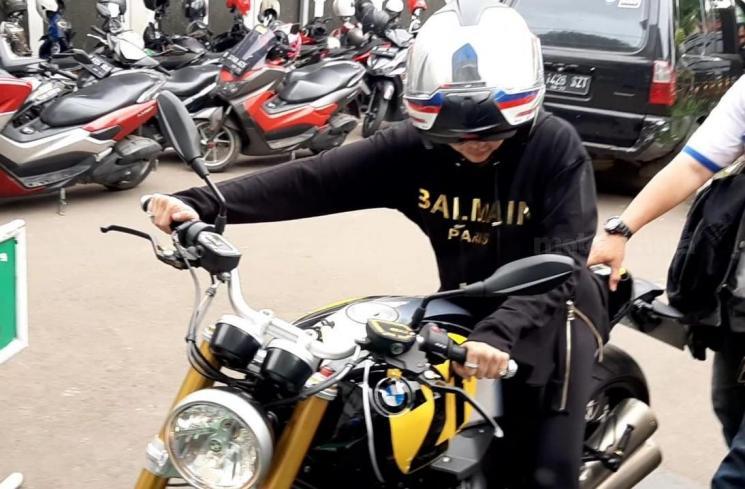 Nikita Mirzani garang di atas moge BMW. [MataMata.com/Evi Ariska]