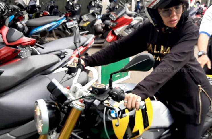 Nikita Mirzani garang di atas moge BMW. [MataMata.com/Evi Ariska]
