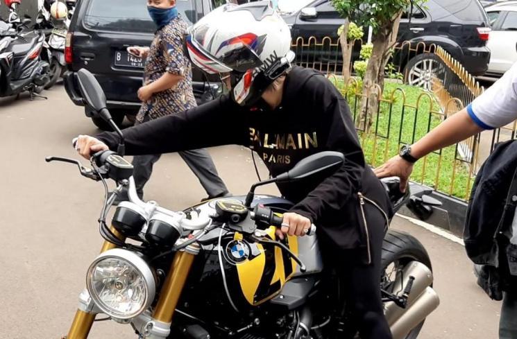 Nikita Mirzani garang di atas moge BMW. [MataMata.com/Evi Ariska]