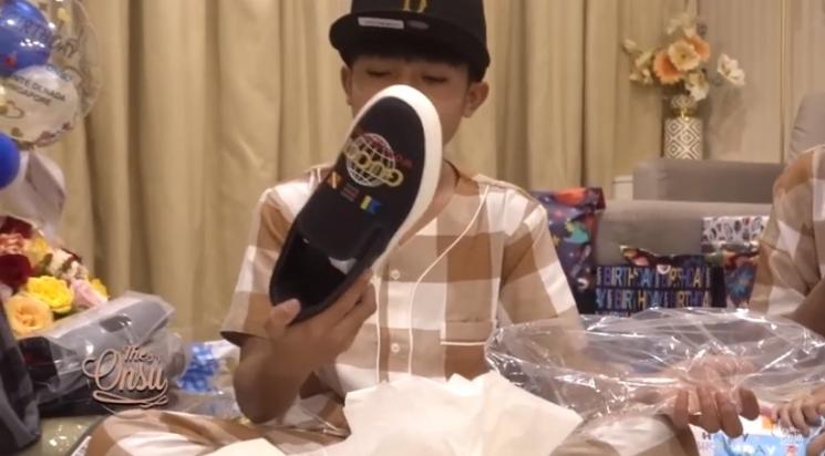 Kado Via Vallen untuk Betrand Peto. (YouTube/The Onsu)
