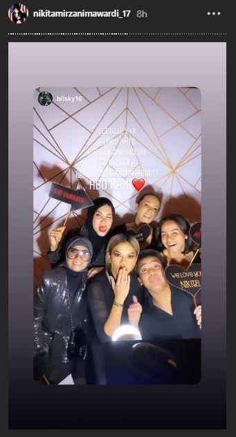 Momen ulang tahun Nikita Mirzani. (Instagram/@nikitamirzanimawardi_17)