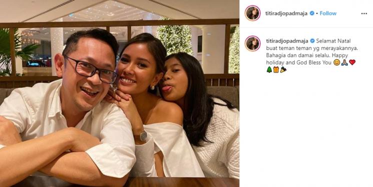 Kemesraan Titi Rajo Bintang dan suami (Instagram/@titiradjopadmaja)