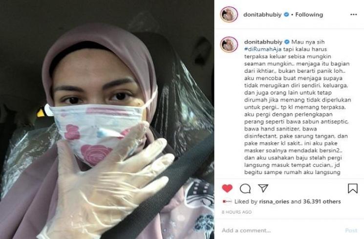 Donita membungkus kursi mobilnya dengan plastik (Instagram @donitabhubiy)