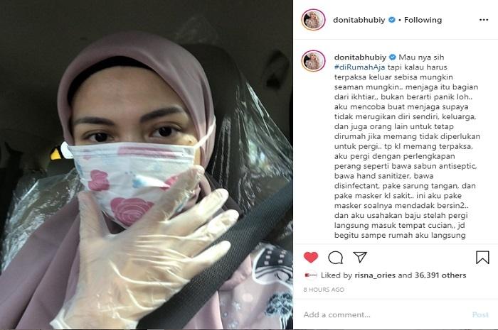 Donita membungkus kursi mobilnya dengan plastik (Instagram @donitabhubiy)