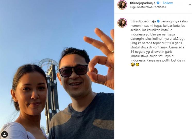 Kemesraan Titi Rajo Bintang dan suami (Instagram/@titiradjopadmaja)