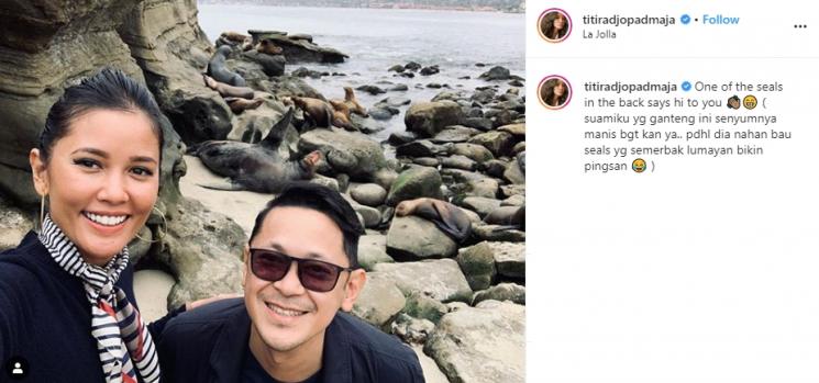 Kemesraan Titi Rajo Bintang dan suami (Instagram/@titiradjopadmaja)