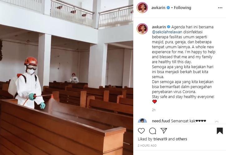 Awkarin jadi relawan. (Instagram/@awkarin)
