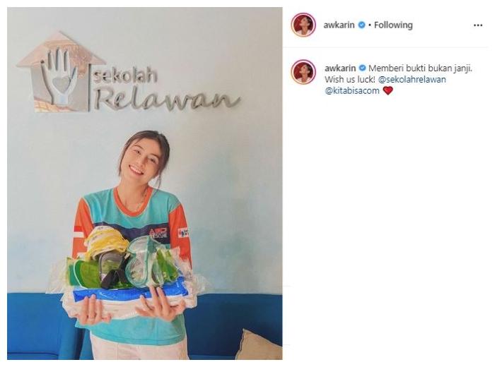 Awkarin jadi relawan. (Instagram/@awkarin)