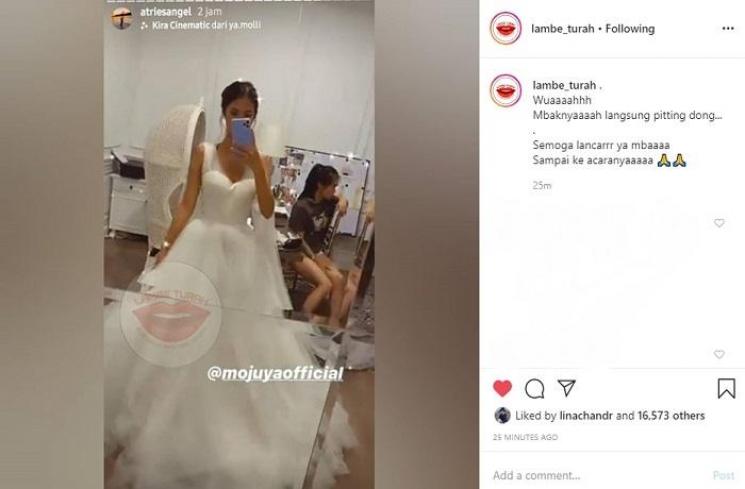 Atries Angel fitting baju pengantin (Instagram @lambe_turah)
