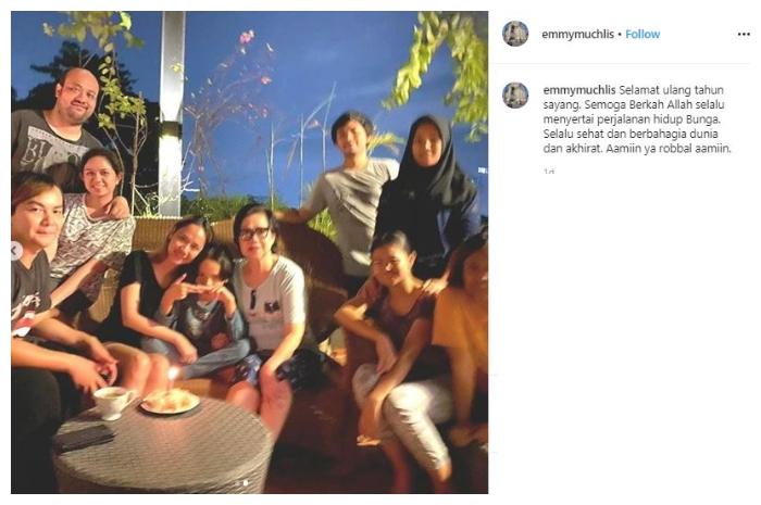 Air mata BCL di momen tiup lilin ulang tahunnya. (Instagram/@emmymuchlis)