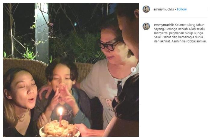 Air mata BCL di momen tiup lilin ulang tahunnya. (Instagram/@emmymuchlis)
