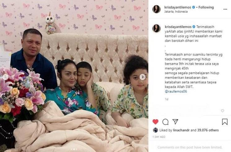 Krisdayanti rayakan ulang tahun di rumah (Instagram @krisdayantilemos)