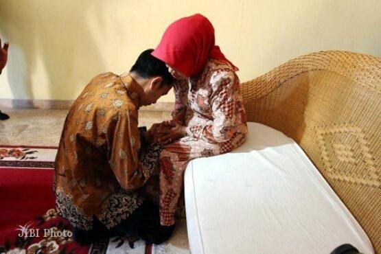 Jokowi dan Ibunya, Sujiatmi Notomiharjo (Solopos)