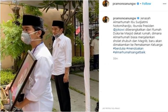 Presiden Joko Widodo antar jenazah ibu. (Instagram/@pramonoanungw)