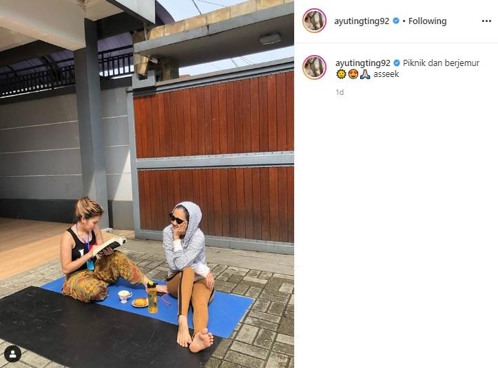 Ayu Ting Ting berjemur. (Instagram/@ayutingting92)