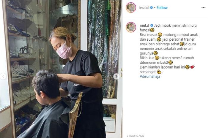 Inul Daratista jadi kapster dadakan. (Instagram/@Inul.d)