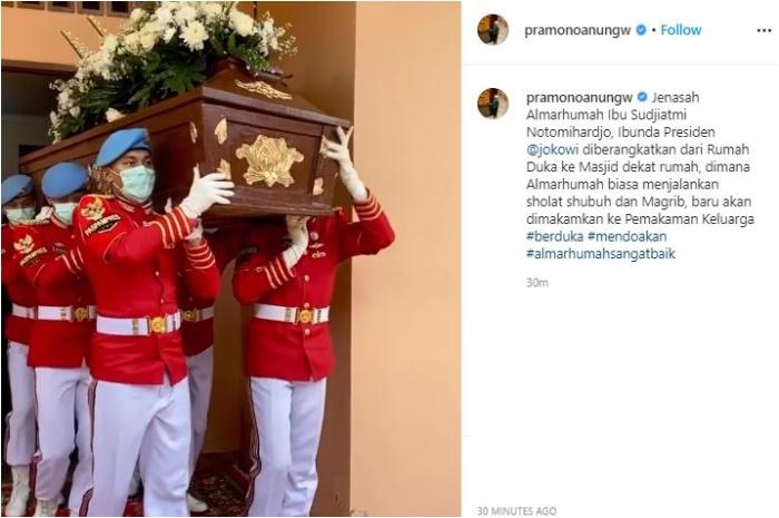 Presiden Joko Widodo antar jenazah ibu. (Instagram/@pramonoanungw)