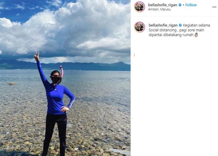 Bella Shofie berjemur di Pantai. (Instagram/@bellashofie_rigan)