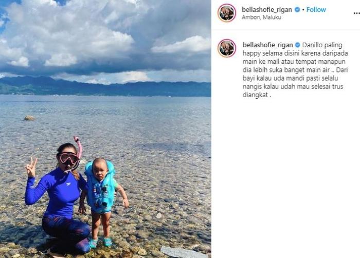 Bella Shofie berjemur di Pantai. (Instagram/@bellashofie_rigan)