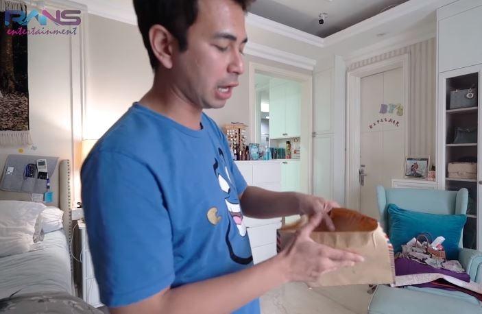 Raffi Ahmad kesal dapat paket ngaku dari Gideon Tengker. (Youtube/RANSEntertainment)