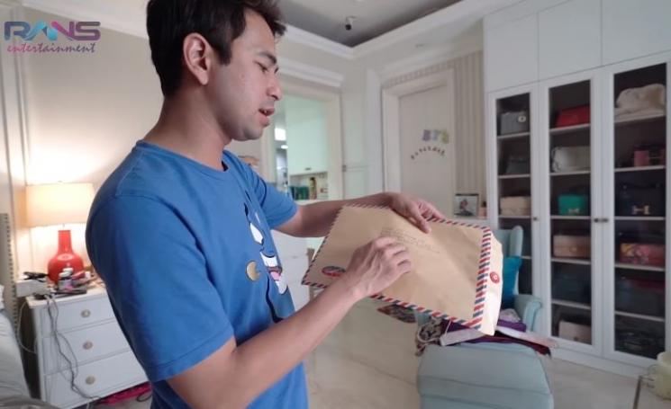 Raffi Ahmad kesal dapat paket ngaku dari Gideon Tengker. (Youtube/RANSEntertainment)