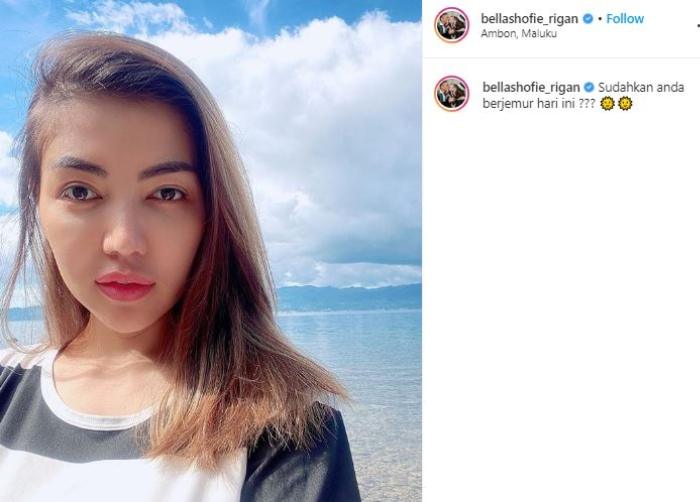 Bella Shofie berjemur di Pantai. (Instagram/@bellashofie_rigan)