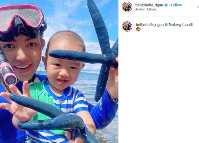 Bella Shofie berjemur di Pantai. (Instagram/@bellashofie_rigan)