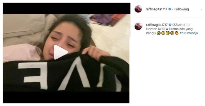 Nagita Slavina nonton drama Korea. (Instagram/@raffinagita1717)