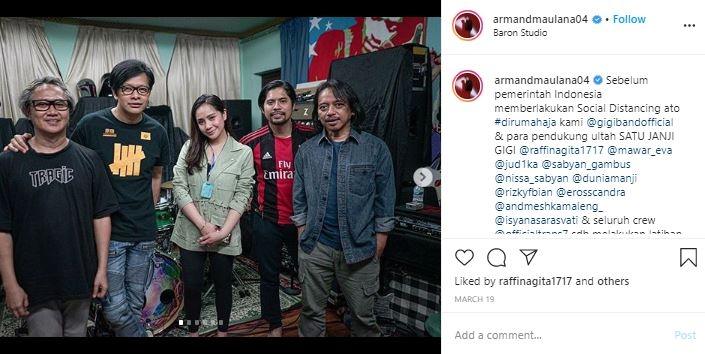 Artis pakai kalung antivirus. (Instagram/@armandmaulana34)