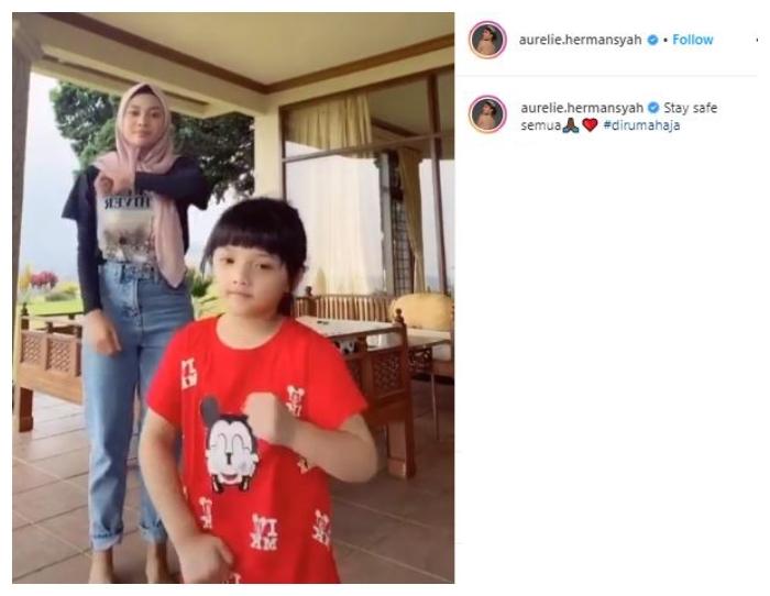 Potret terbaru Aurel Hermansyah berhijab. (Instagram/@aurelie.hermansyah)