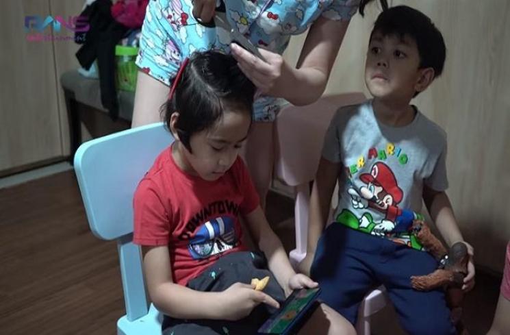 Nagita Slavina memotong rambut Rafathar (Tangkapan layar YouTube channel Rans Entertainment)