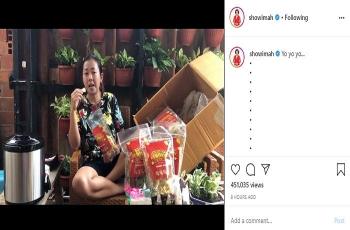 Gaya Soimah berjemur (Instagram @showimah)