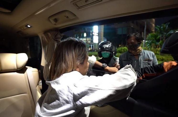 Momen Nikita Mirzani berbagi ke ojol dan pedagang asongan. (Youtube/CrazyNikmirReal)