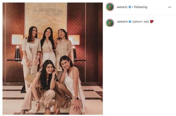 Rica Andriani dan Awkarin pose di bawah. (Instagram/@awkarin)