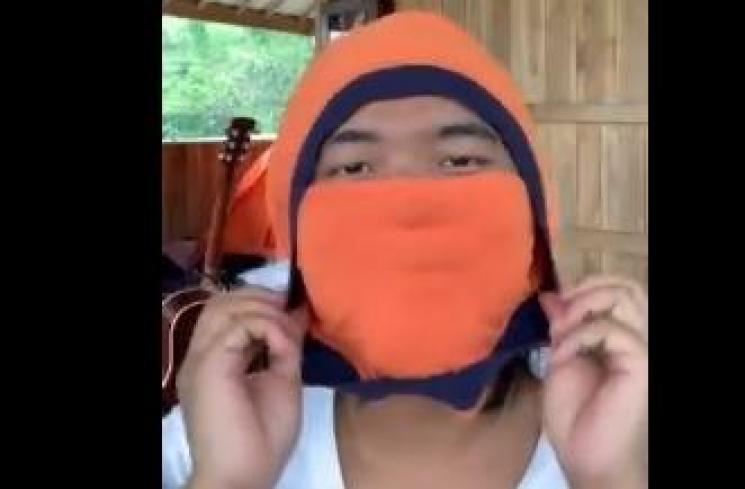 Komika Dodit Mulyanto tunjukkan cara manfaatkan kolor menjadi masker. [Twitter]
