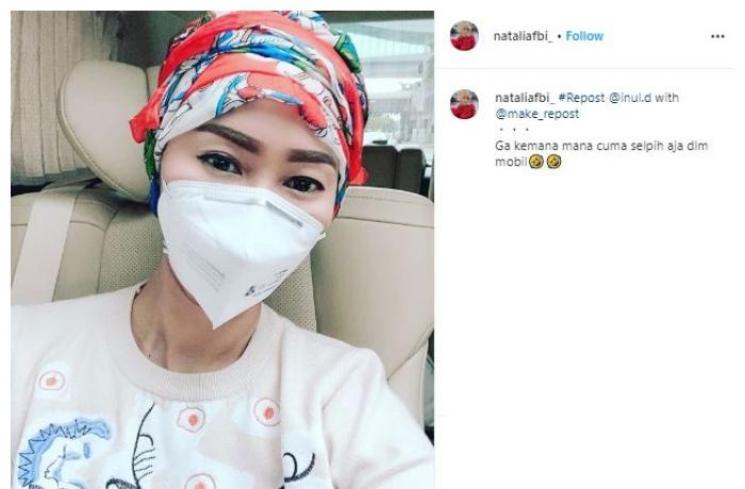 Inul Daratista pakai masker medis. (Instagram/@nataliafbi)
