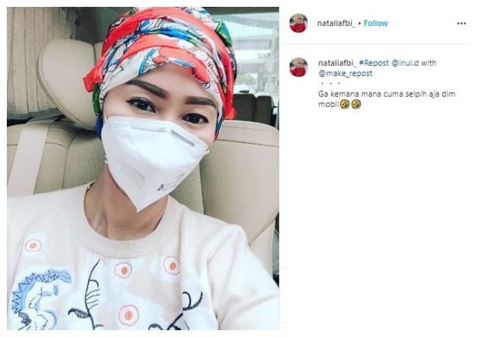 Inul Daratista pakai masker medis. (Instagram/@nataliafbi)
