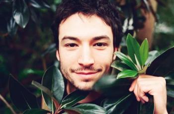 Cekik Seorang Wanita, Ezra Miller Heboh Digunjing