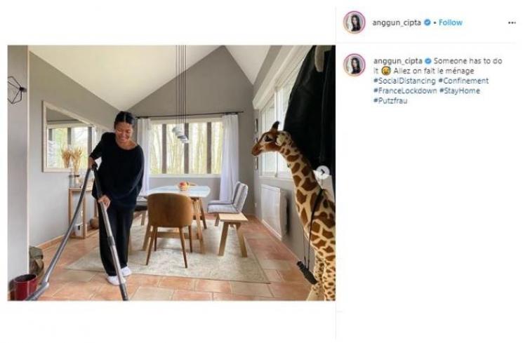 Momen Anggun C Sasmi saat di rumah aja. (Instagram/@anggun_cipta)
