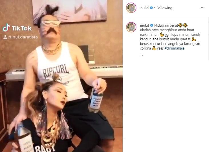 Inul Daratista dan suaminya main TikTok. (Instagram/@inul.d)