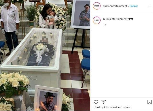 Momen pemakaman Glenn Fredly. (Instagram/@bumi.entertainment)