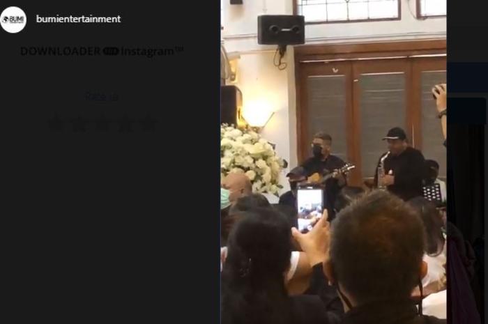 Momen pemakaman Glenn Fredly. (Instagram/@bumientertainment)