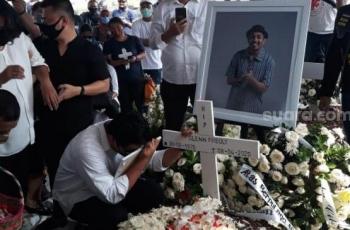 Sesenggukan di Pusara Suami, Mutia Ayu: Doa Terbaik Buat Bung Glenn ya!