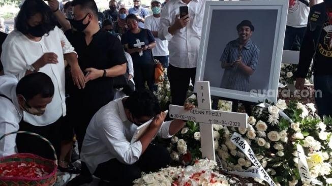Suasana pemakaman Glenn Fredly tiba di TPU Tanah Kusir [MataMata.com/Herwanto]