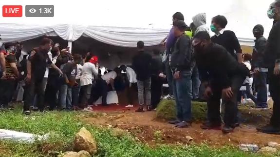 Glenn Fredly Dimakamkan di TPU Tanah Kusir (Live MataMata.com)