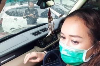 Lepas Jenazah Glenn Fredly, Aura Kasih Tak Kuasa Menahan Tangis